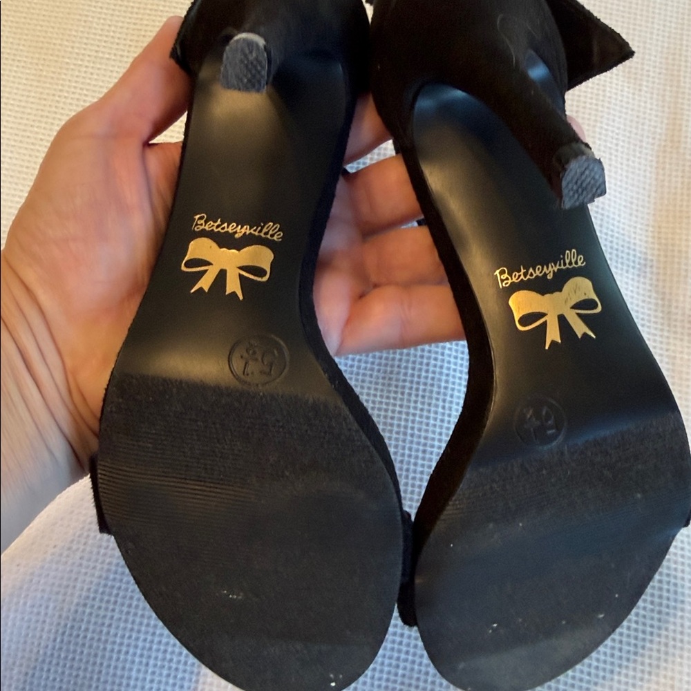 Betseyville by Betsey Johnson Beaux Suede Black Bow Heels Size 5 1/2 - Picture 7 of 13